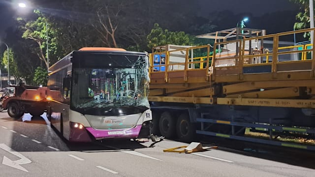 罗尼路麦里芝蓄水池附近 新捷运巴士与重型卡车相撞