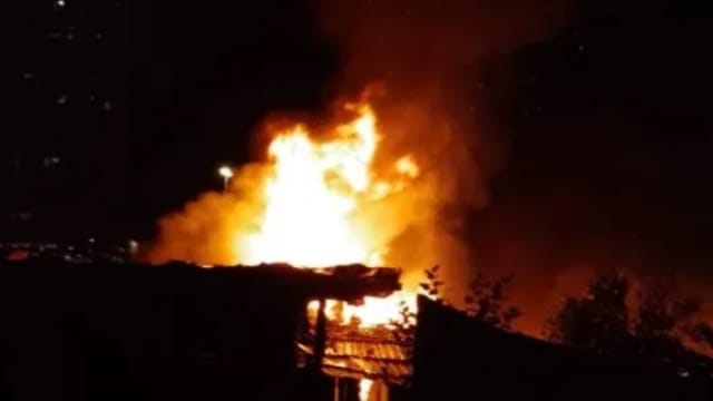 大火烧毁吉隆坡16间民宅 两人死亡