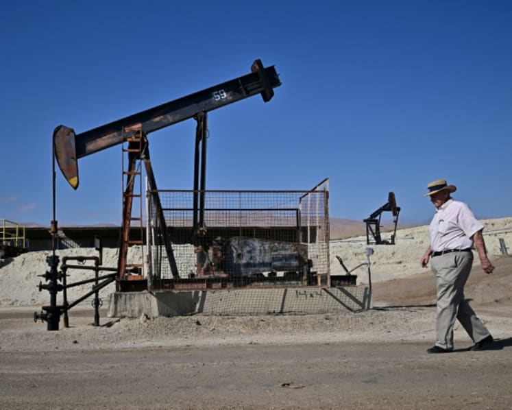 California oil towns struggle under strict drilling regulations