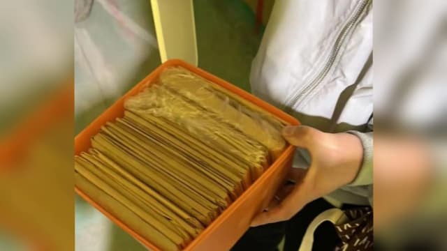 中国旧房翻新竟拆出1万元 装修师傅拾金不昧获赞