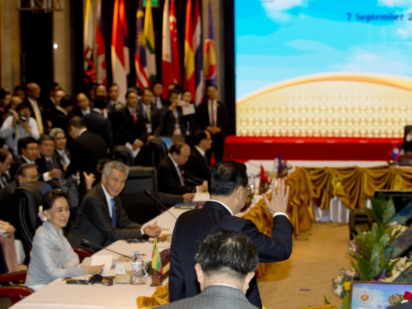 Chinese Premier Li Keqiang center waves as he walks in to participate in 19th ASEAN-China summit, a parallel summit in the ongoing 28th and 29th ASEAN Summits and other related summits at National Convention Center in Vientiane, Laos, Wednesday, Sept 7, 2016. Photo: AP