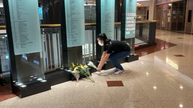 港男持刀杀两人案 市民带鲜花到商场悼念死者