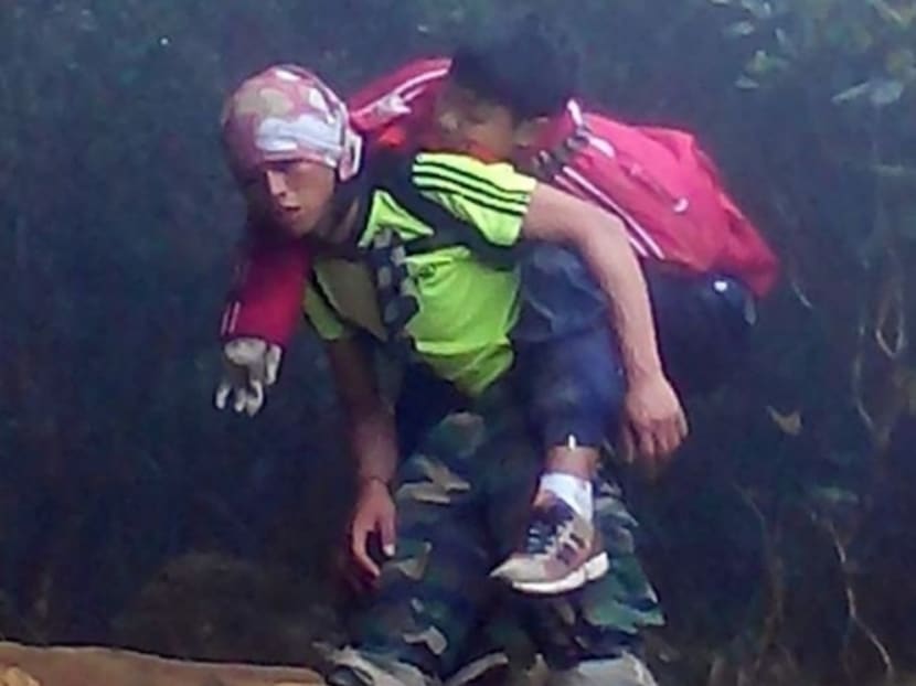 Mountain guidea Ridwan earned the awe and praise for his efforts in carrying an injured climber back to safety. Photo: Twitter/MasidiM