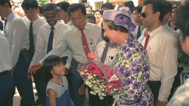 何廷儒分享与英女王合照 “她亲切且温暖”