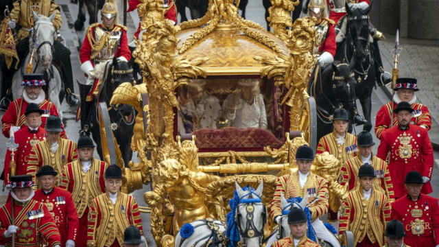 查尔斯三世伉俪正式加冕 观礼宾客逾2000人