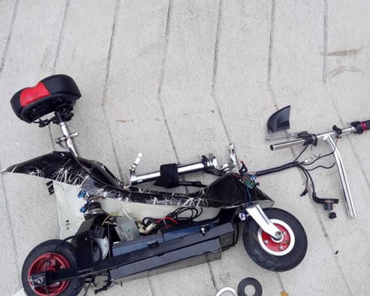 E-scooter falls onto van, cracking windscreen