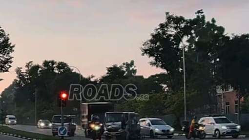 அட்மிரல்டியில் 6 வாகனங்கள் மோதி விபத்து - 4 பேர் காயம்