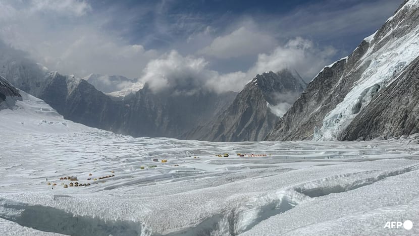 Almost 1,000 trapped on Tibetan side of Mount Everest by blizzard 