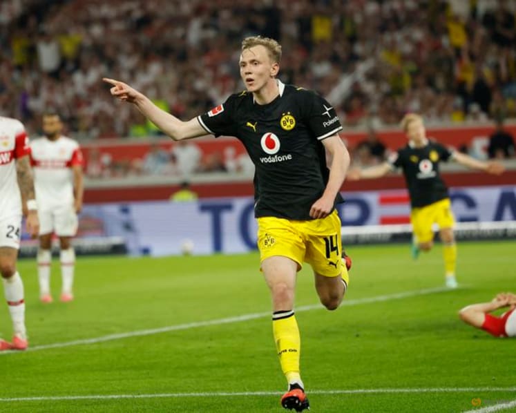 Dortmund beat Stuttgart 1-0 to go top of Bundesliga