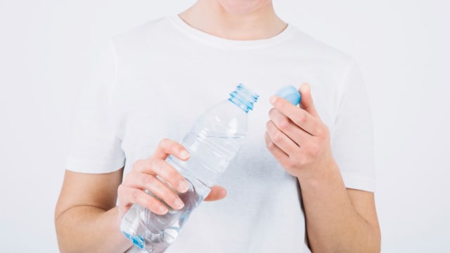 开矿泉水瓶盖、扭毛巾力不从心？当心关节可能已松脱