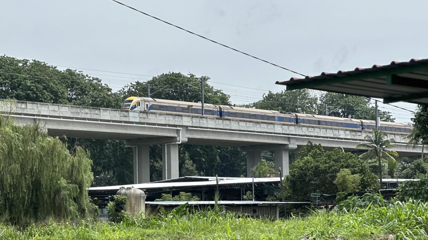 马国双轨列车柔佛居銮试跑 料8月开始通车