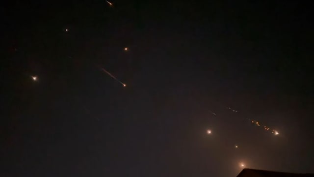 遭伊朗无人机和导弹攻击 以色列全国响起防空警报