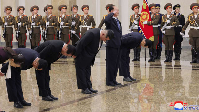 金正恩时隔四年 在金正日生日参拜锦绣山太阳宫