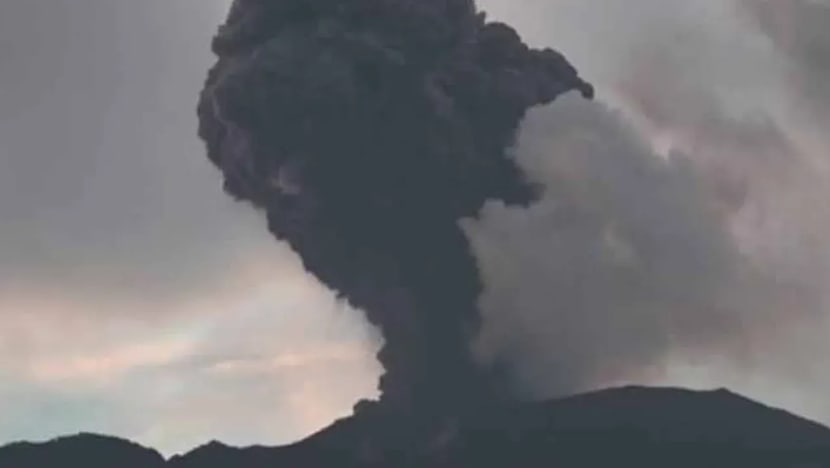 Gunung Marapi meletus, sembur abu setinggi 600 meter