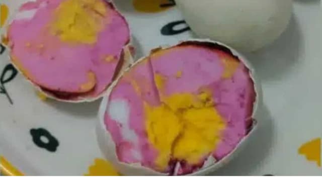 泰国女子煮鸡蛋 切开惊见“粉红蛋白”
