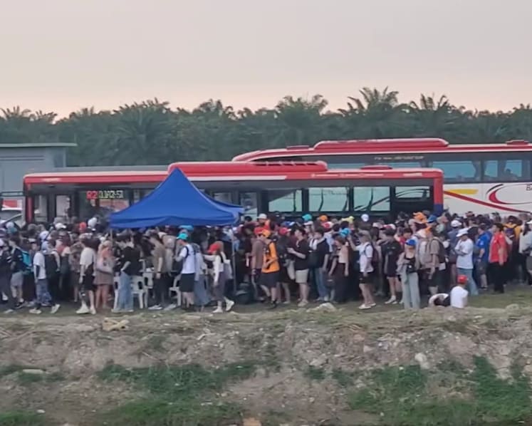 Fast cars, slow queues: Malaysia hosts F1 race after 9 years, but some fans fume Fast cars, slow queues: Malaysia hosts F1 race after 9 years, but some fans fume
