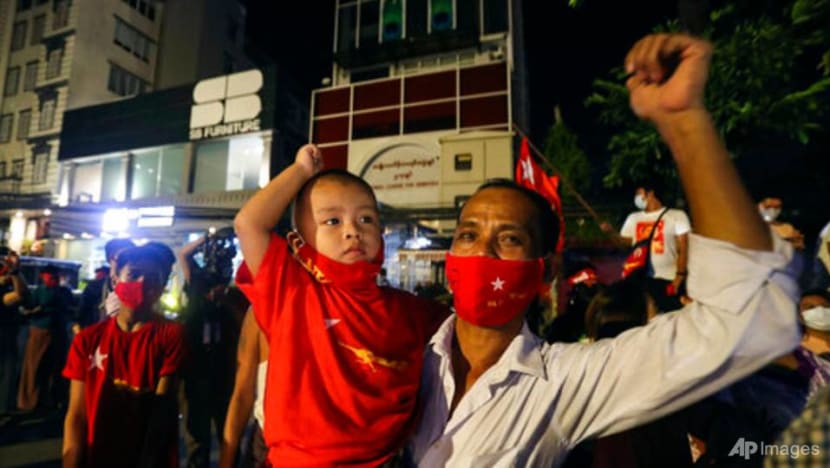 Aung San Suu Kyi party set to win Myanmar vote with weak opposition