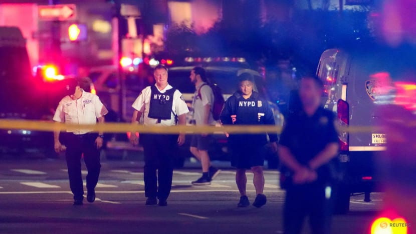 Mass shooting at Manhattan skyscraper leaves 5 dead, including gunman Mass shooting at Manhattan skyscraper leaves 5 dead, including gunman