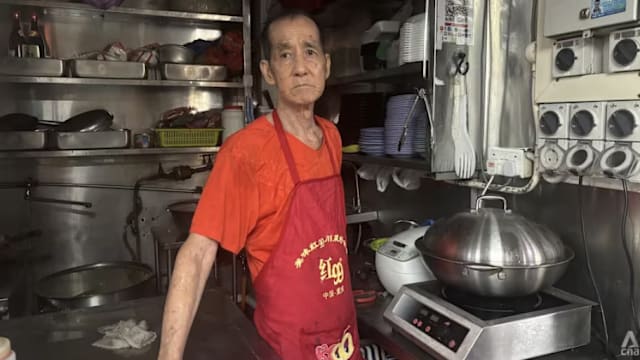 80岁煮炒小贩摊位起火 同行急拉他脱险