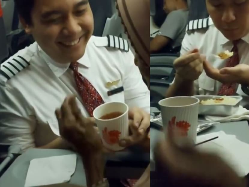 A Lion Air flight attendant went the extra mile when he assisted a senior citizen passenger during mealtime by feeding her.