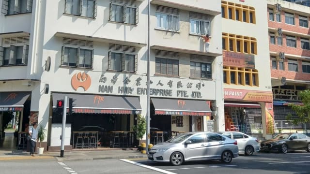 女子危站惹兰勿刹三楼窗外 高喊David吓坏路人