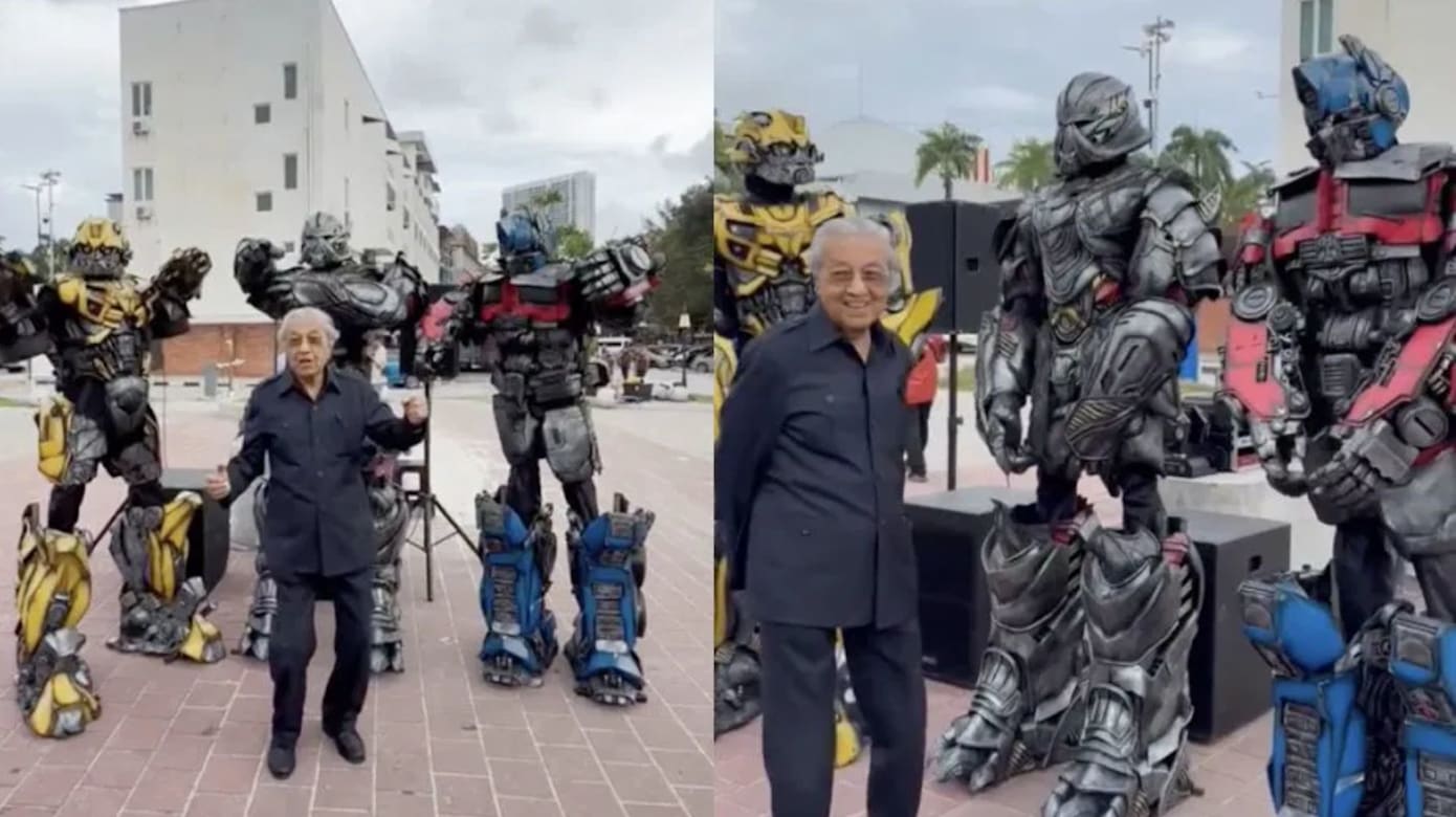 百岁马哈迪与变形金刚共舞  网民：舞技不输特朗普