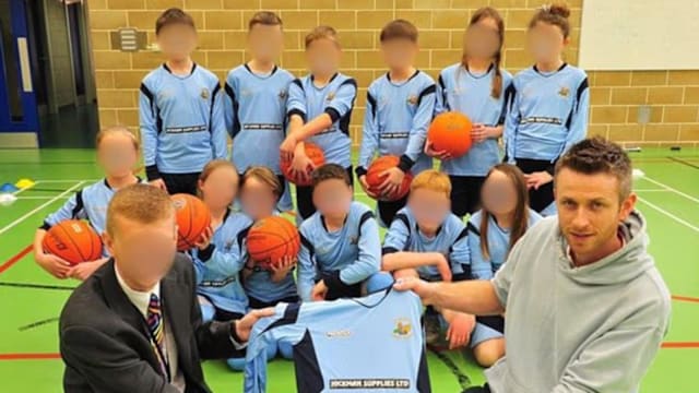 偷拍视频误传校内系统 英小学教师遭解雇禁任教