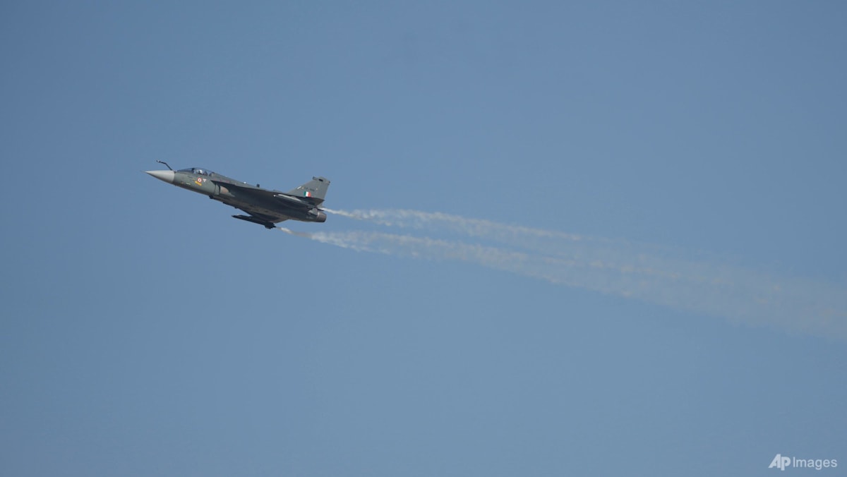 Indian Tejas fighter jet crashes at Dubai Air Show, killing pilot Indian Tejas fighter jet crashes at Dubai Air Show, killing pilot