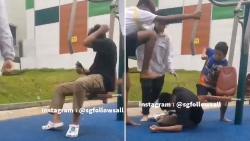 Remaja lelaki dibawa ke hospital susuli pergaduhan di Serangoon; lagi 8 remaja bantu siasatan polis Remaja lelaki dibawa ke hospital susuli pergaduhan di Serangoon; lagi 8 remaja bantu siasatan polis