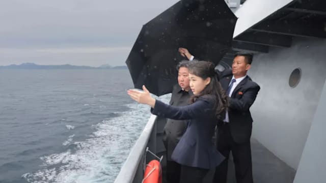 朝鲜新型驱逐舰姜健号海上测试 金正恩称性能达标