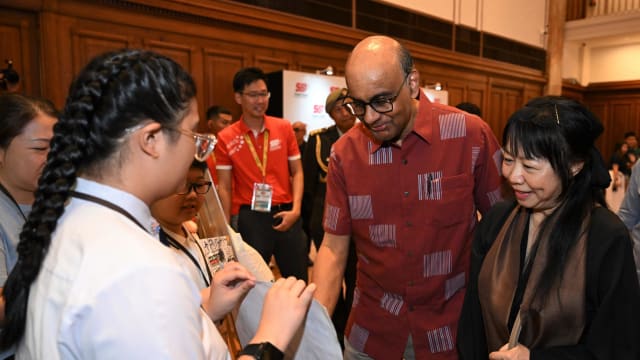 首次全由特需学生完成设计 国庆筹委会推六款国庆礼包