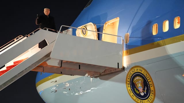 “空军一号”因轻微电路问题折返 特朗普改乘另一架飞机赴瑞士