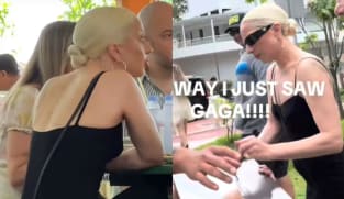 Kelar konser malam kedua di Singapura, Lady Gaga nongkrong santai di hawker centre 