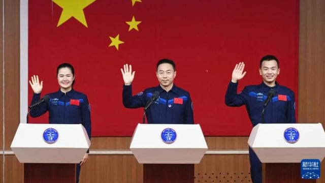 神舟十九号航天员亮相 两人是90后 包括一名女性 