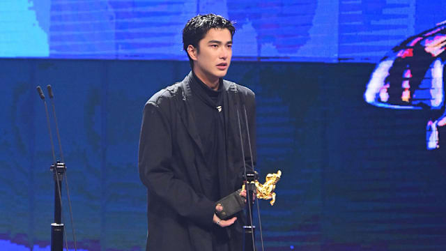 【金马62】曾敬骅勇夺“最佳男配角”，台上泣不成声！