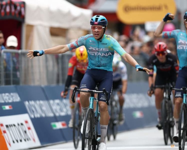 Thomas Silva sprints to victory in Giro stage 2 after nearly 20 riders crash