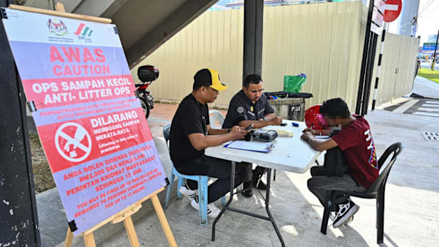 柔州今年迄今开出55张乱丢垃圾罚单 28张涉及外国人