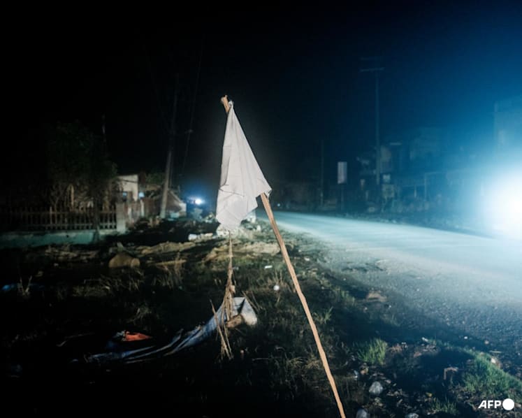 Sumatra floods: Aceh residents raise white flags in desperation as hunger, shortages bite