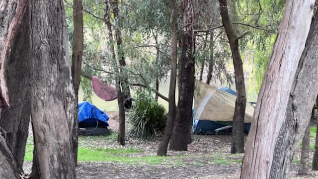 河边帐篷住出人命 澳洲小城拉响住房危机警报