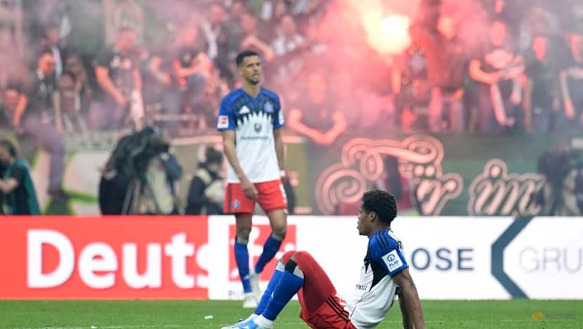 Crowd trouble mars northern derby between Werder and Hamburg SV