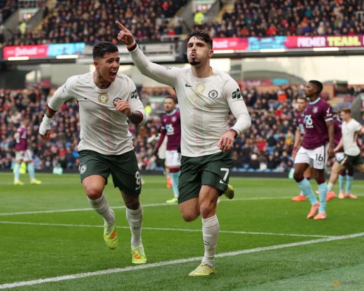 Chelsea close gap on leaders Arsenal with 2-0 win at Burnley