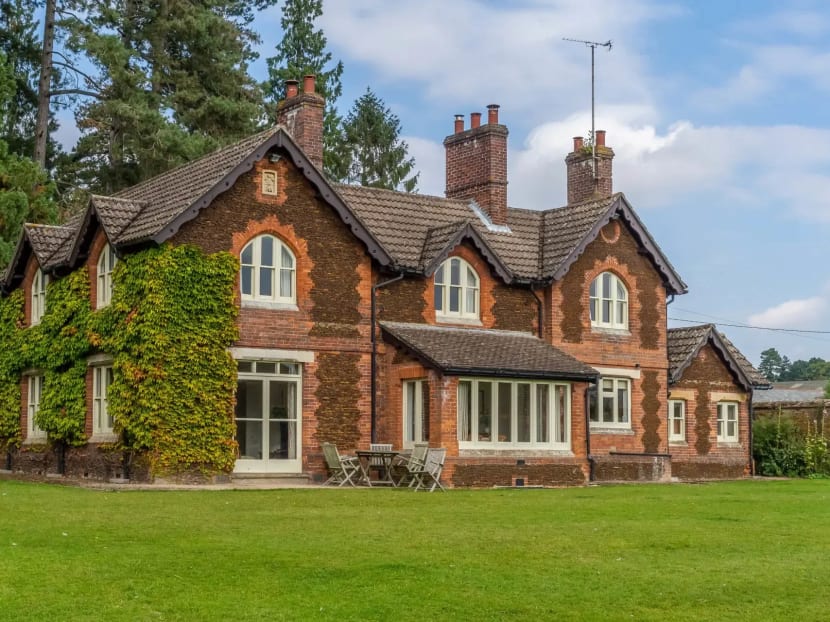 One Of Queen Elizabeth II&rsquo;s Houses Was Listed On Airbnb Before Her Passing &mdash; This Is What It&rsquo;s Like Inside