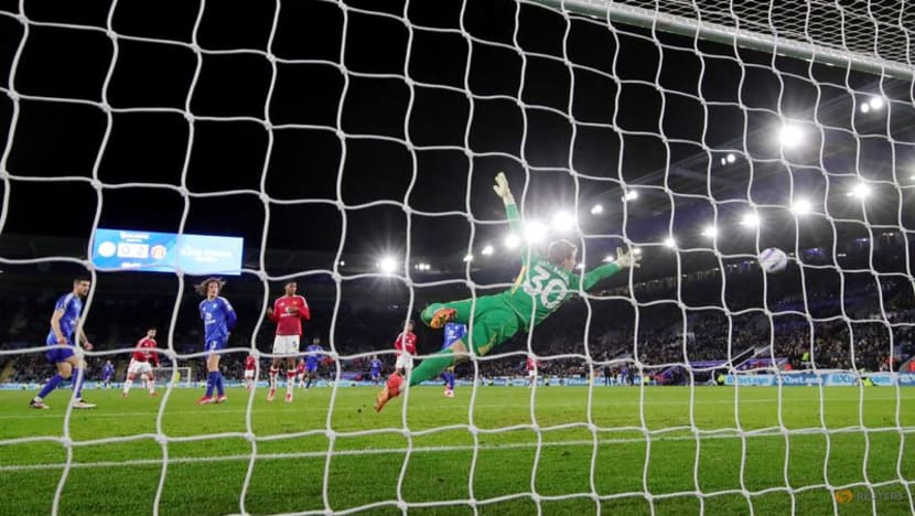 Fernandes caps Manchester United's 3-0 win at struggling Leicester
