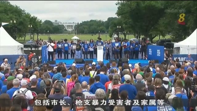 美国人民上街抗议共和党议员 阻挠更严格枪支管制法案通过