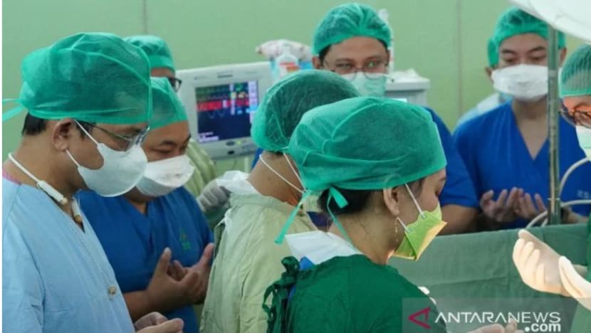 Bayi kembar 2 kepala 1 tubuh di Palembang meninggal dunia 3 jam selepas dilahirkan Bayi kembar 2 kepala 1 tubuh di Palembang meninggal dunia 3 jam selepas dilahirkan