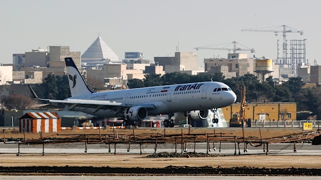 伊朗暂时关闭领空 迫使多家航司改道或取消航班