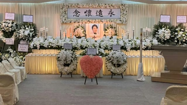 周润发、梁朝伟、周星驰等众星致祭，白色花海告别谷薇丽