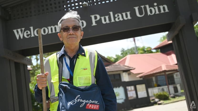 Shahruddin Datok posmen Pulau Ubin; redah jalan berbukit, hidupan liar demi hantar surat Shahruddin Datok posmen Pulau Ubin; redah jalan berbukit, hidupan liar demi hantar surat