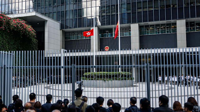 全港18区设吊唁处 供市民向死难者致哀