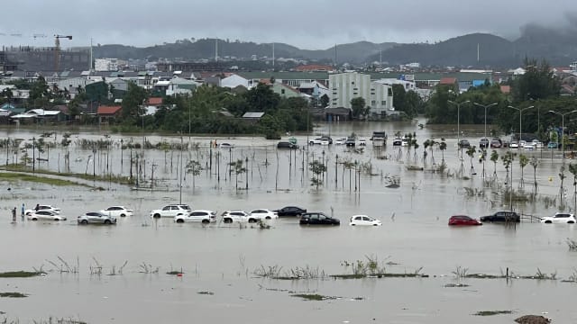 越南顺化市豪雨成灾 数千所房屋被淹没